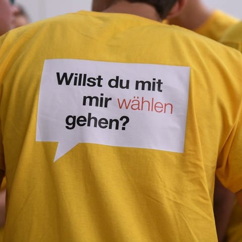 Ein Teilnehmer beim Test der aktuellen Versions des Wahl-O-Mats der Bundeszentrale für politische Bildung trägt ein T-Shirt mit der Aufschrift "Willst du mit mir wählen gehen?