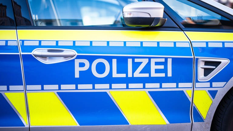 Polizeiauto mit Aufschrift Polizei - Ein 10-jähriges Mädchen aus Brakel in NRW war verschwunden. In Simmern gab es nach unbestätigten Berichten eine Festnahme in dem Fall. 