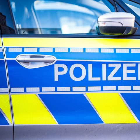 Polizeiauto mit Aufschrift Polizei - Ein 10-jähriges Mädchen aus Brakel in NRW war verschwunden. In Simmern gab es nach unbestätigten Berichten eine Festnahme in dem Fall. 