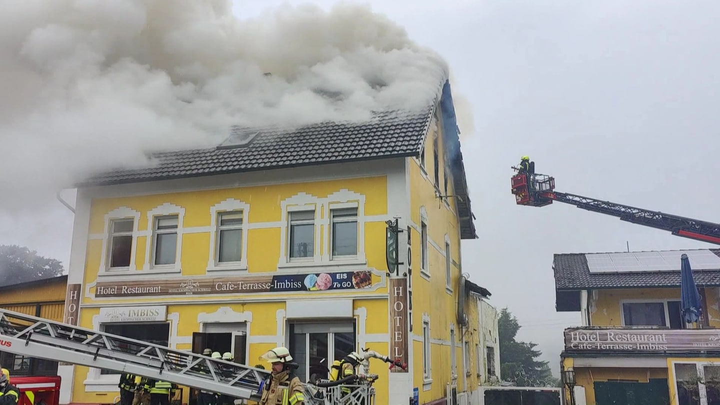 Der Dachstuhl dieses Hotels im Kreis Altenkirchen hat Feuer gefangen. (Foto: SWR, Winkler-TV)