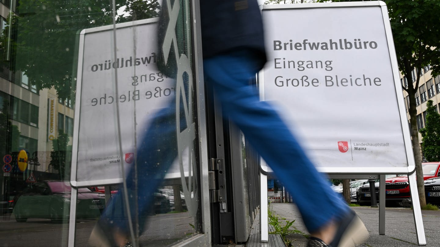 Eine Frau geht in das Briefwahlbüro der Stadt Mainz. (Foto: dpa Bildfunk, Picture Alliance)