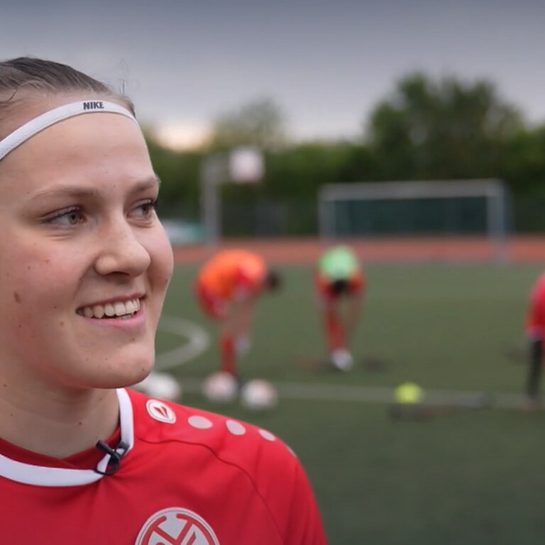 Nicola Roos vom 1. FSV Mainz 05 ist die einzige Frau in ihrer Mannschaft, sie darf auch als einzige Frau mit zur Amputierten-Fußball-EM in Frankreich mitfahren.