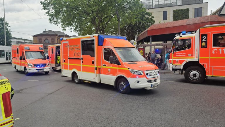 Notarzt im Einsatz: In einem Regionalzug von Remagen (Landkreis Ahrweiler) nach Bonn sind am Montag mehrere Menschen offenbar durch Reizgas verletzt worden.