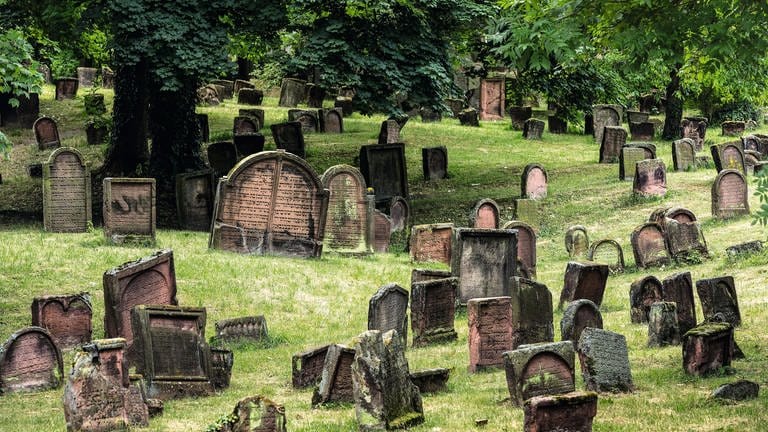 Grabsteine auf dem Jüdischen Friedhof in Worms