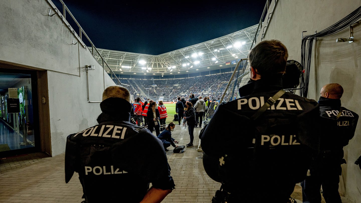Symbolbild: RLP-Polizisten werden bei der Fußball-EM 2024 an den Spielorten und in Fanzonen zum Einsatz kommen (Foto: dpa Bildfunk, Picture Alliance)