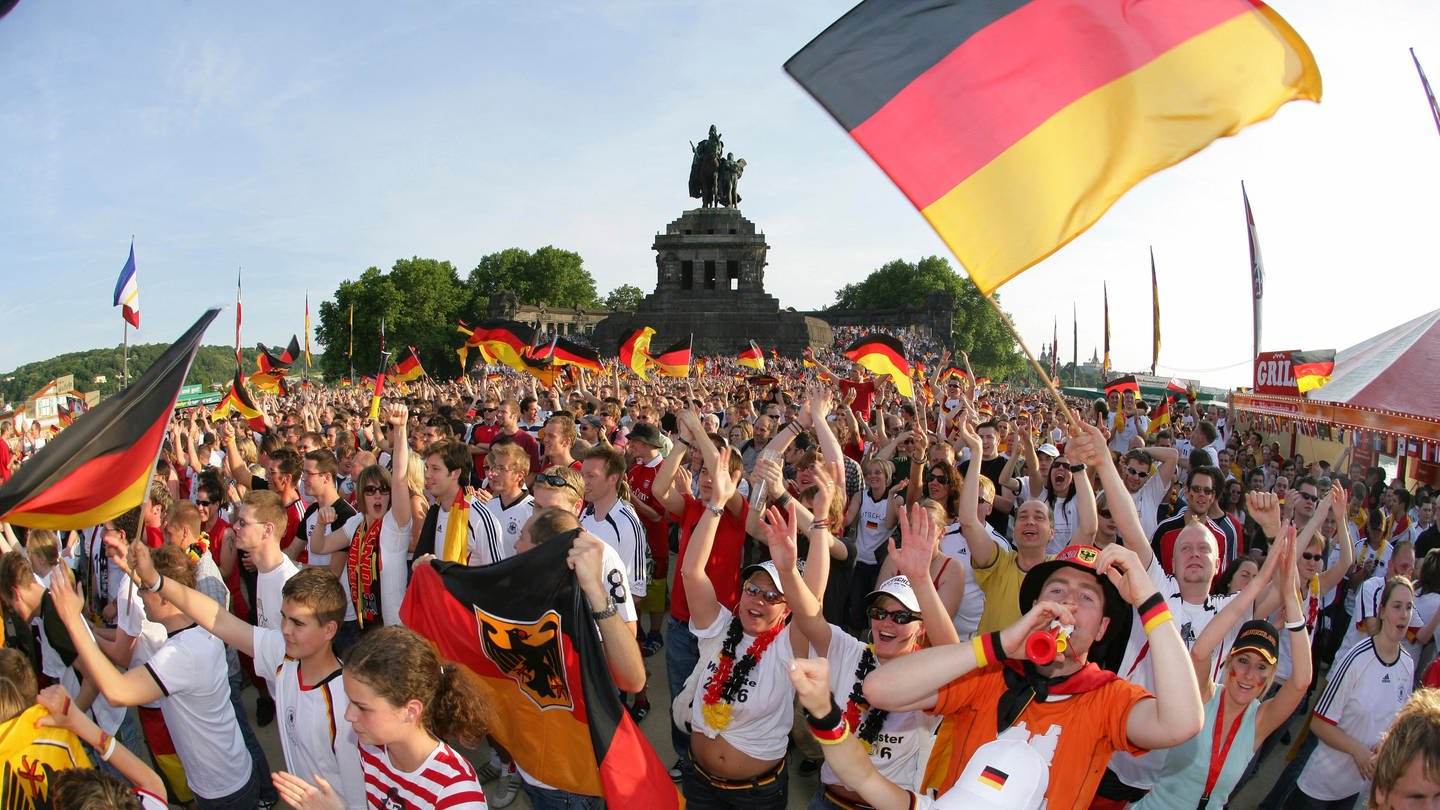 Große Public Viewings, wie hier zur WM 2010 am Deutschen Eck in Koblenz, gibt es in RLP zur EM 2024 nur wenige. (Foto: dpa Bildfunk, Picture Alliance)