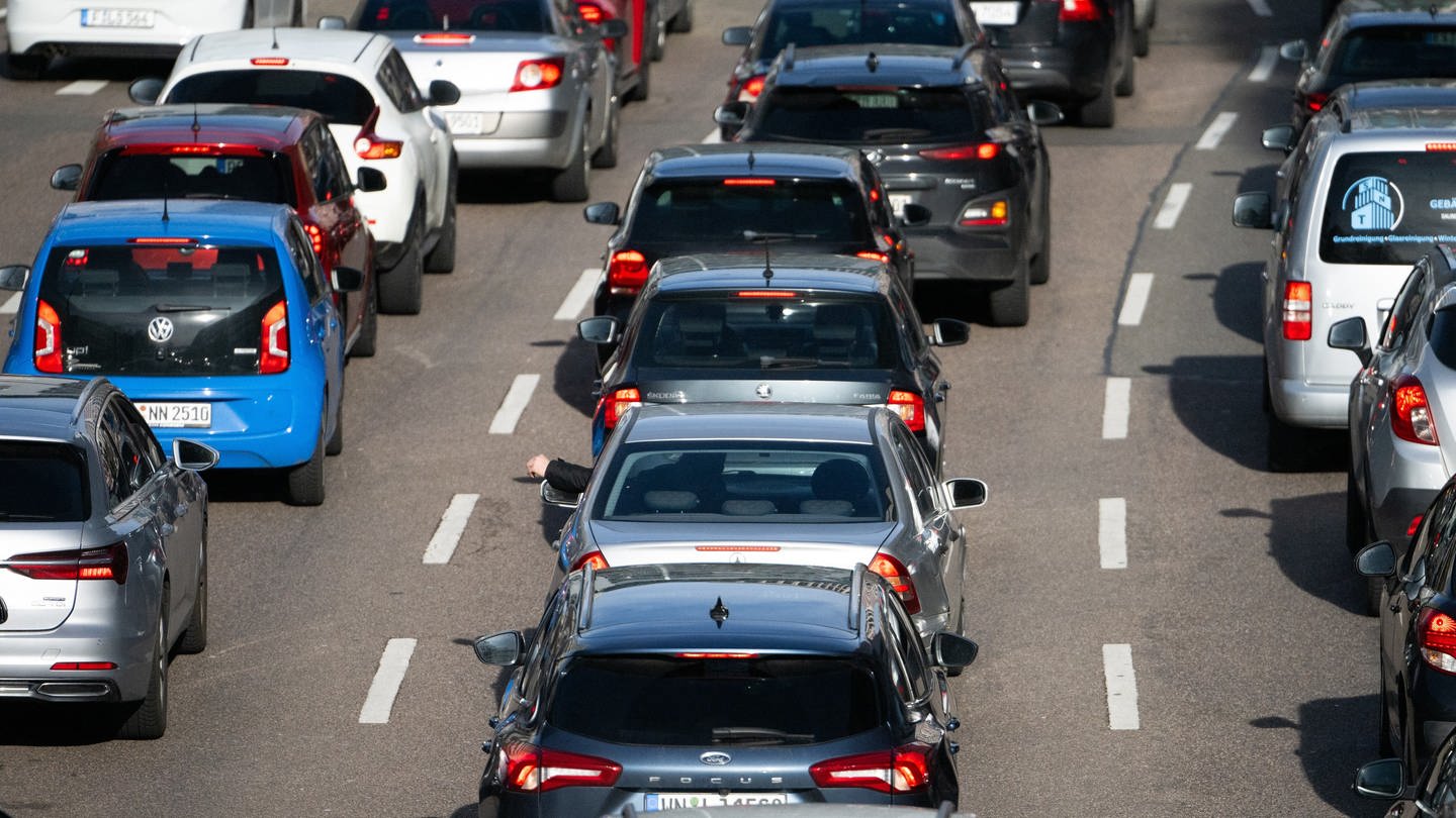 Stau auf der Autobahn - viel Verkehr vor dem langen Wochenende (Foto: picture-alliance / Reportdienste, Picture Alliance)