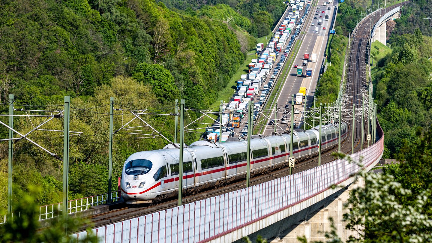 Symbolbild: Staus auf den Autobahnen und volle Züge erwartet der ADAC auch für RLP am langen Fronleichnams-Wochenende (Foto: IMAGO, IMAGO / Bonn.digital)