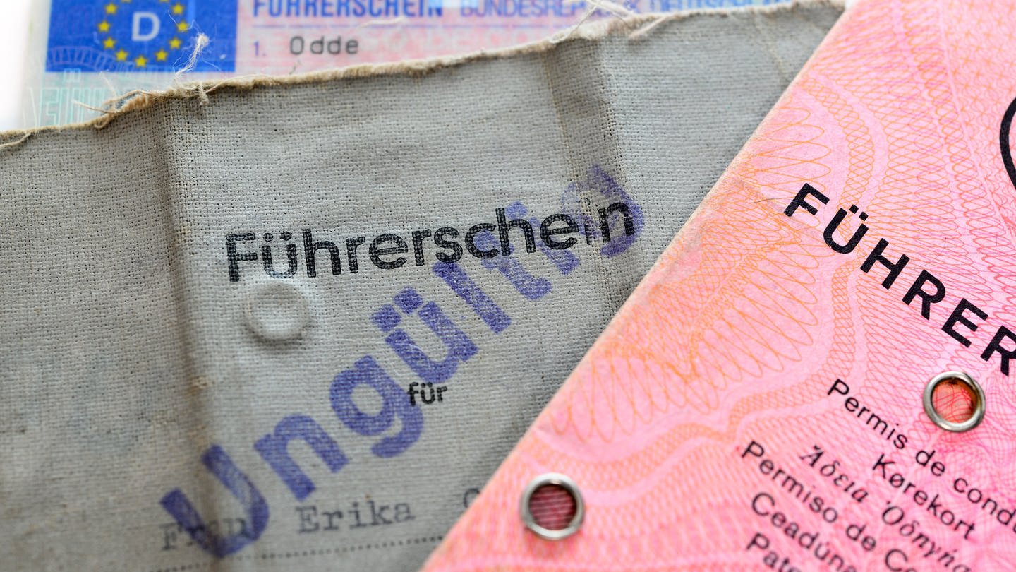 Alte und aktuelle deutsche Führerscheine (Foto: picture-alliance / Reportdienste, Christian Ohde)