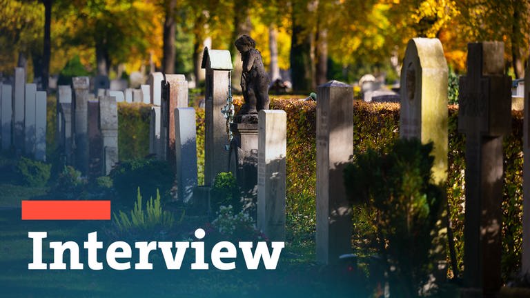 Ein sonnendurchfluteter Friedhof. Wie kann ich trauernden Menschen unterstützen? Ein Interview mit einer Trauerbegleiterin.