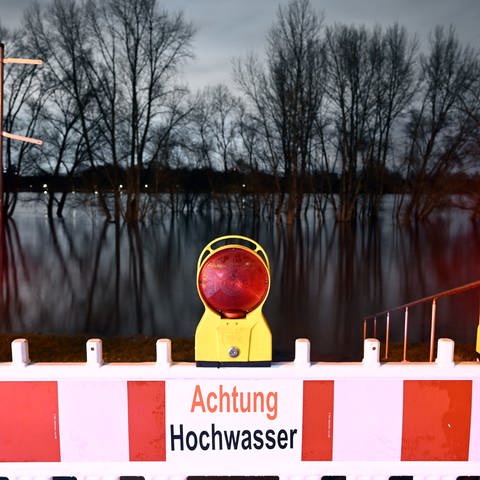 Durch die andauernden Regenfälle sind auch die Wasserstände am Rhein wieder gestiegen. Uferstraßen könnten überflutet werden.