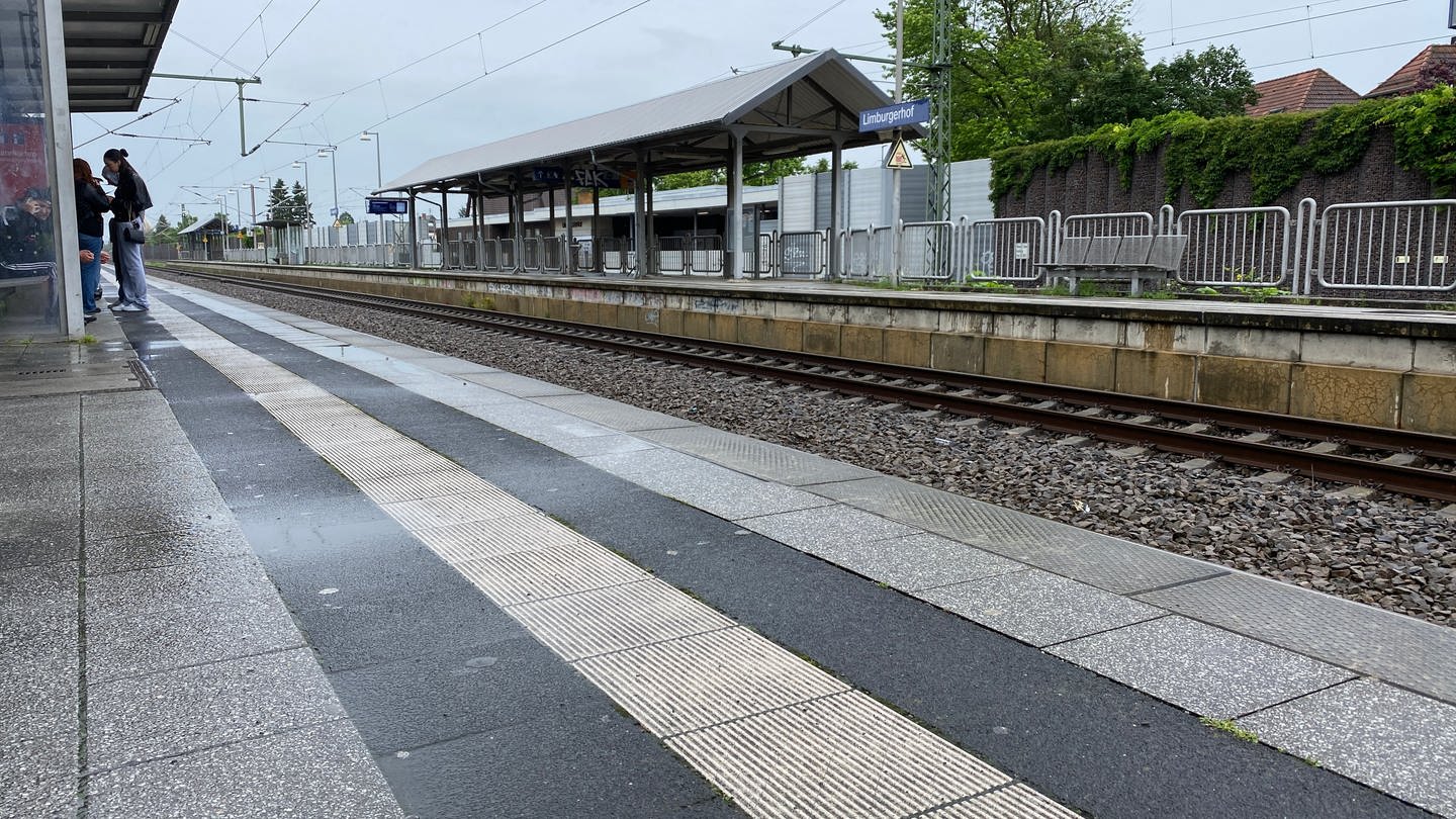 Fahrgäste wartem vergeblich auf Züge in der Vorderpfalz, denn Kabeldiebe haben die Strecke lahmgelegt (Foto: SWR)