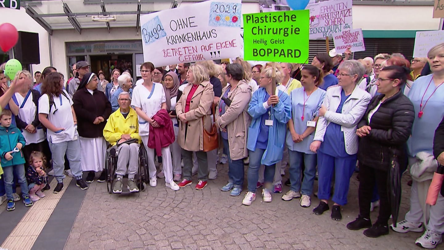 Viele Menschen sind am Samstag auf die Straße gegangen, um gegen die Schließung der Krankenhäuser in Boppard und Nastätten zu demonstrieren. (Foto: SWR)