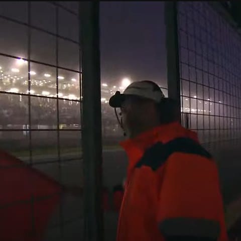 Kurz vor Mitternacht wurde das 24-Stunden-Rennen auf dem Nürburgring wegen Nebels unterbrochen.