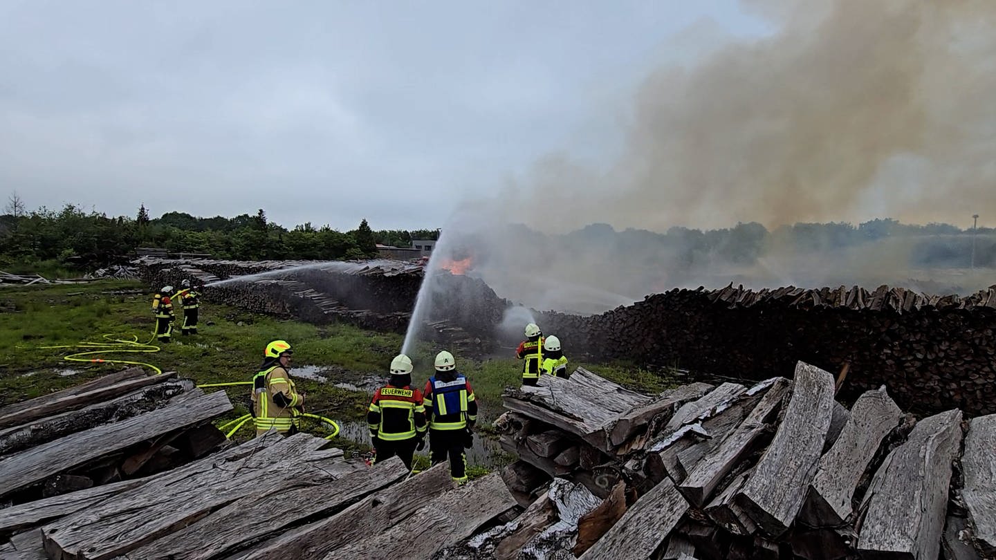 Fast 120 Feuerwehrleute bekämpften den Brand in Baumholder (Foto: SWR, Winkler TV)