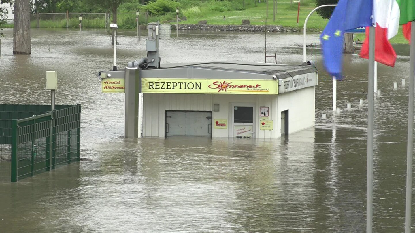 Hochwasser in RLP - vor allem im Norden des Landes steigen die Pegel der Flüsse, wie hier bei Spay am Rhein. (Foto: SWR, Winkler)