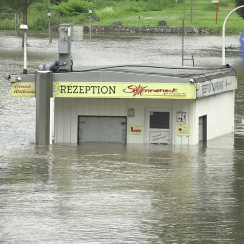 Hochwasser in RLP - vor allem im Norden des Landes steigen die Pegel der Flüsse, wie hier bei Spay am Rhein. 