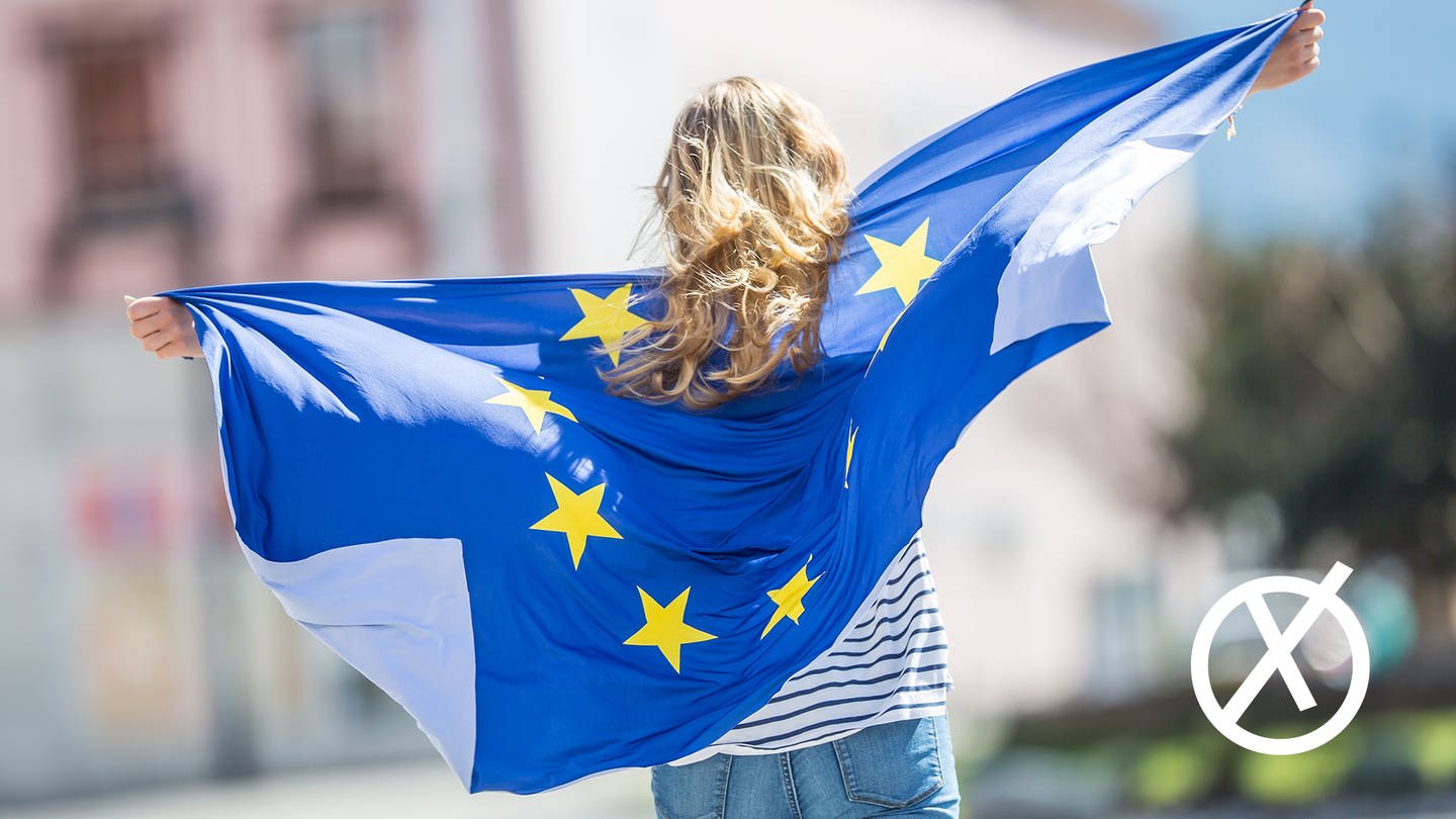 Frau mit einer Europafahne hinter dem Rücken - am 9. Juni wird in Rheinland-Pfalz für die deutschen Abgeordneten für das Europaparlament abgestimmt (Foto: SWR)