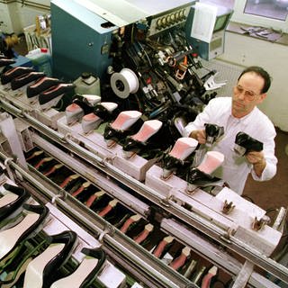 Ein Arbeiter in der Schuhfabrik Peter Kaiser. (Foto: dpa Bildfunk, Picture Alliance)