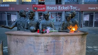 Blumen und Kerzen zum Tod von Horst Eckel am Fritz-Walter-Stadion in Kaiserslautern (Foto: SWR)
