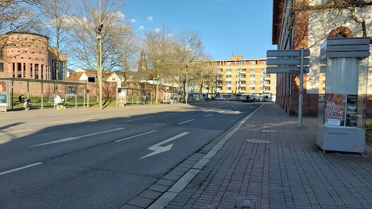 Hier in der Burgstraße an der Fruchthalle in Kaiserslautern sollen künftig fast ausschließlich Busse und Radfahrer fahren dürfen. Eine Fahrspur wird weggenommen, dafür kommt aber ein breiter Radweg dazu. (Foto: SWR)