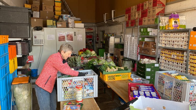 25 ehrenamtliche Helferinnen kümmern sich bei der Tafel abwechselnd unter anderem um das Sortieren der Lebensmittel. (Foto: SWR, SWR)