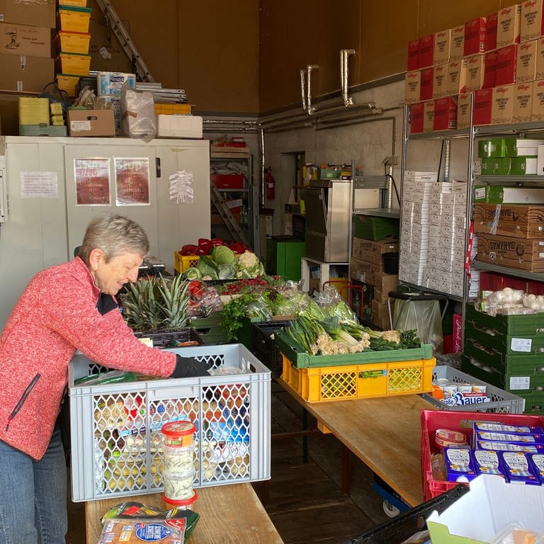 25 ehrenamtliche Helferinnen kümmern sich bei der Tafel abwechselnd unter anderem um das Sortieren der Lebensmittel. (Foto: SWR, SWR)