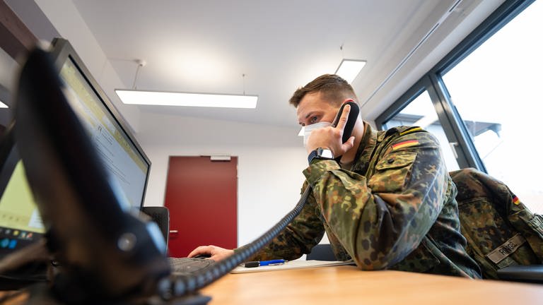 Ein Soldat der Bundeswehr unterstützt das Gesundheitsamt bei der Corona-Kontaktnachverfolgung (Foto: picture-alliance / Reportdienste, picture alliance/dpa | Philipp Schulze)