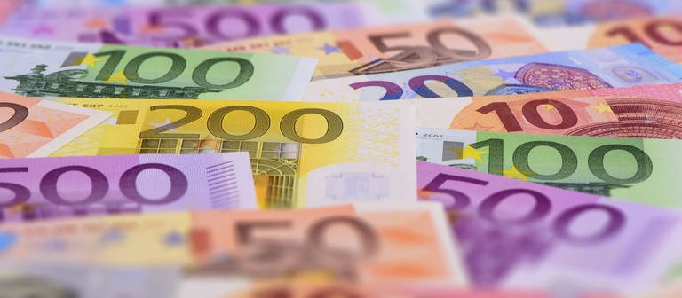 Symbolbild: Zu sehen sind Euro-Geldscheine mit unterschiedlichen Werten. (Foto: dpa Bildfunk, picture alliance/Jens Büttner/ZB/dpa)