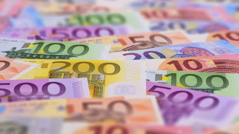 Symbolbild: Zu sehen sind Euro-Geldscheine mit unterschiedlichen Werten. (Foto: dpa Bildfunk, picture alliance/Jens Büttner/ZB/dpa)
