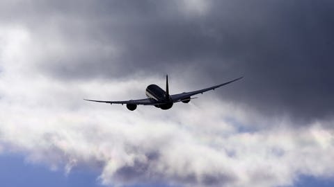 Ein Flugzeug in der Luft vor einer dicken Wolke (Foto: picture-alliance / Reportdienste, picture alliance/dpa/dpa-Zentralbild | Soeren Stache)