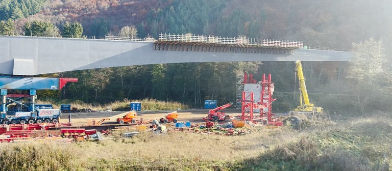 Die Schleifmühltalbrücke wird verschoben (Foto: SWR)