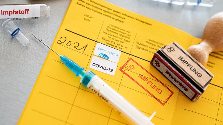 Impfpass mit eingetragener Corona-Schutzimpfung (Foto: picture-alliance / Reportdienste, picture alliance/ Flashpic/ Jens Krick)