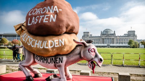 Ein vollbeladener Esel mit der Aufschrift "Kommunen", trägt die "Corona-Lasten" und "Altschulden" auf seinem Rücken (Foto: Aktionsbündnis Für die Würde unserer Städte)