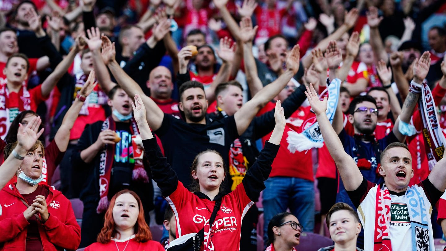 FCK-Fans feuern ihre Mannschaft im Stadion an und klatschen in die Hände