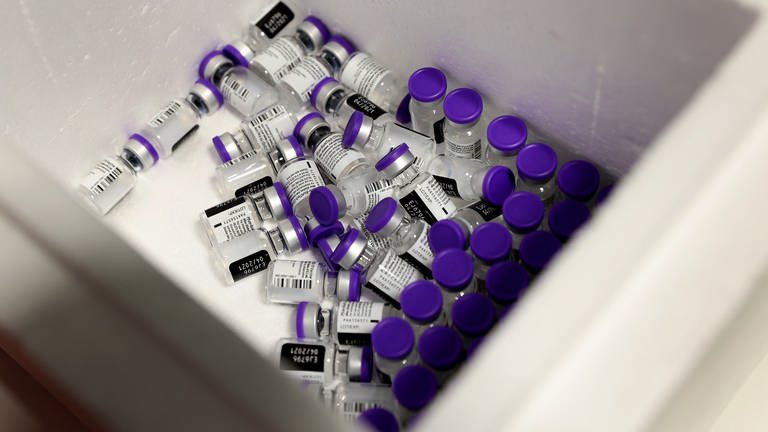Mehrere Impfdosen liegen in einer Kiste (Foto: dpa Bildfunk, picture alliance/dpa/dpa-Zentralbild Pool | Ronny Hartmann)