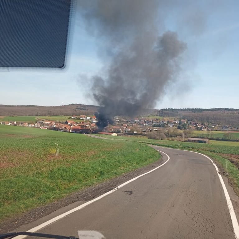 Das Feuer in einer Autowerkstatt in Breunigweiler war schon von Weitem zu sehen. (Foto: Pressestelle, Feuerwehr Winnweiler)