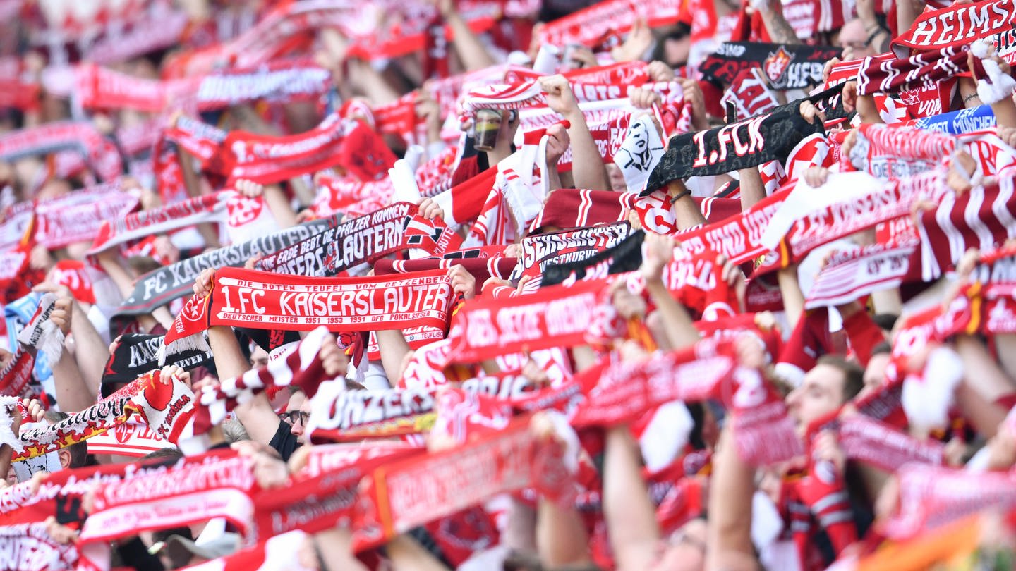 Fans in der Westkurve des Fritz-Walter-Stadions. Das Spiel 1. FC Kaiserslautern gegen 1. FC Saarbrücken ist ausverkauft. (Foto: dpa Bildfunk, 1-fc-kaiserslautern-gegen-1-fc-saarbrücken-im-fritz-walter-stadion)