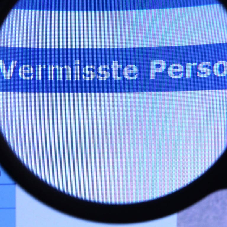 Schriftzug "Vermisste Person" unter Lupe (Foto: dpa Bildfunk, picture alliance/dpa/dpa-Zentralbild | Jens Büttner)