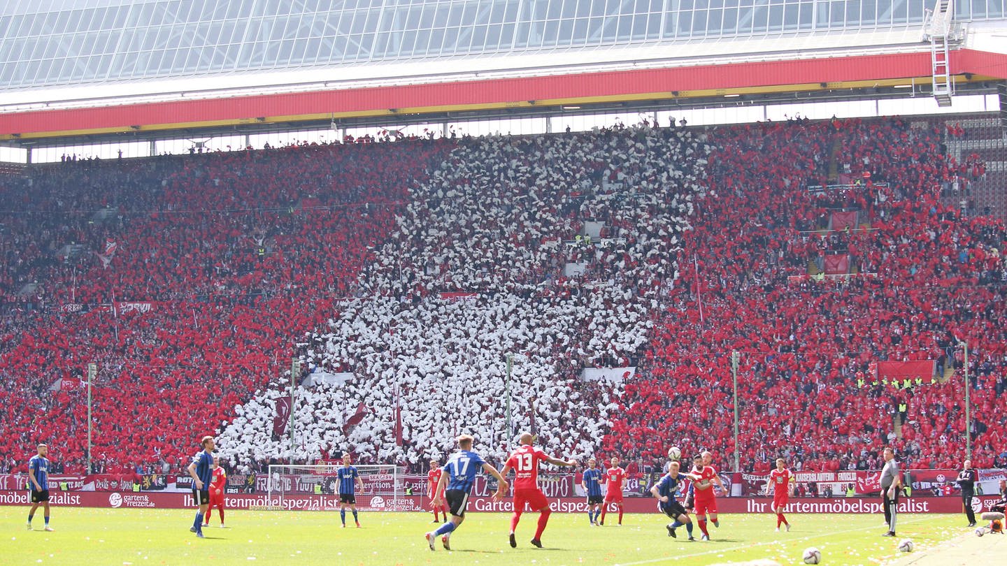 FCK-Fans gegen Saarbrücken in der Westkurve Fritz-Walter-Stadion