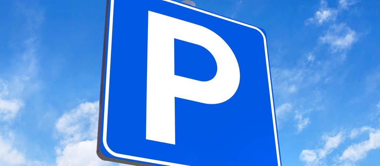 Ein blau-weißes Verkehrschild mit einem P für Parken. (Symboldbild) (Foto: imago images, IMAGO / Panthermedia)