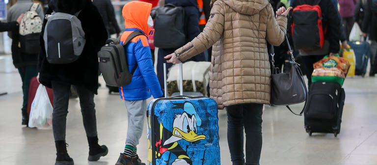 Flüchtlinge aus der Ukraine, die vor dem Krieg fliehen und jetzt auch im Donnersbergkreis Schutz suchen. (Foto: picture-alliance / Reportdienste, picture alliance/dpa/dpa-Zentralbild | Jan Woitas)