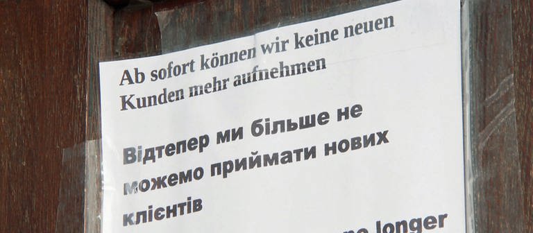Die Tafel in Kaiserslautern nimmt keine Neuzugänge mehr auf, darauf weist ein Schild hin. (Foto: SWR)