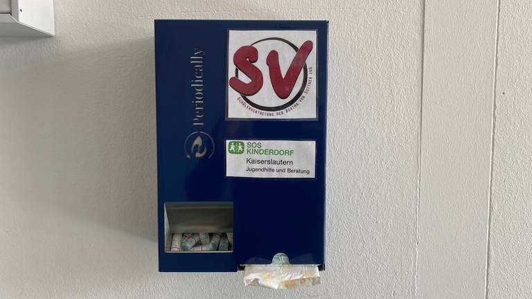 Der erste Menstruationsautomat in Kaiserslautern hängt in der Bertha-von-Suttner Gesamtschule (Foto: SWR, SWR)