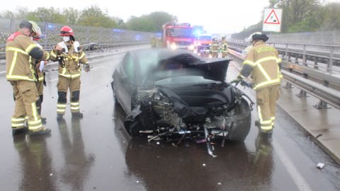 Der zerstörte Tesla steht nach dem Unfall auf der A6 bei Kaiserslautern (Foto: Polizeidirektion Kaiserslautern)