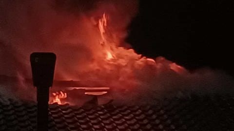 Feuer auf einem Hausdach (Foto: Feuerwehr Verbandsgemeinde Zweibrücken-Land)