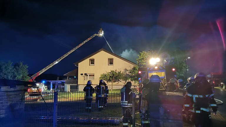 Die Feuerwehr bei den Löscharbeiten in Riedelberg. (Foto: Polizei Zweibrücken)