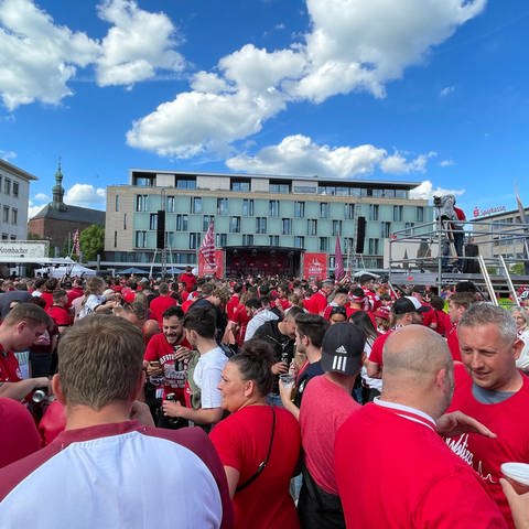 Feiernde FCK-Fans auf dem Stiftsplatz in Kaiserslautern (Foto: SWR)