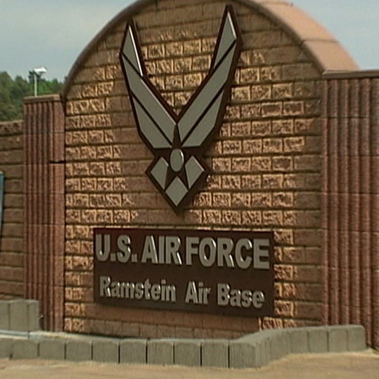 Eingang Air Base Ramstein. Die US-Luftwaffe betreibt den Flughafen in Ramstein seit 70 Jahren. (Archivbild) (Foto: SWR)