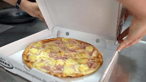 Eine Pizza liegt in einer offenen Pizzaschachtel (Foto: dpa Bildfunk, Angelika Warmuth)